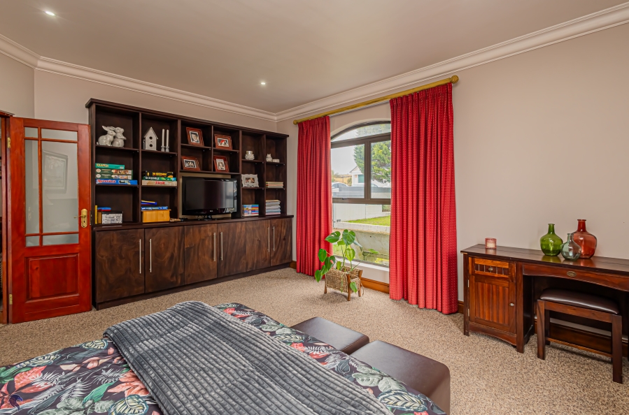 4 Bedroom Property for Sale in Myburgh Park Western Cape